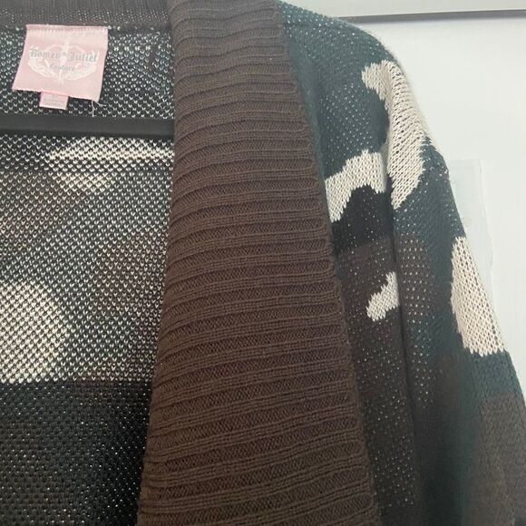 Romeo and Juliet Couture Camo Open Sweater - Picture 8 of 8
